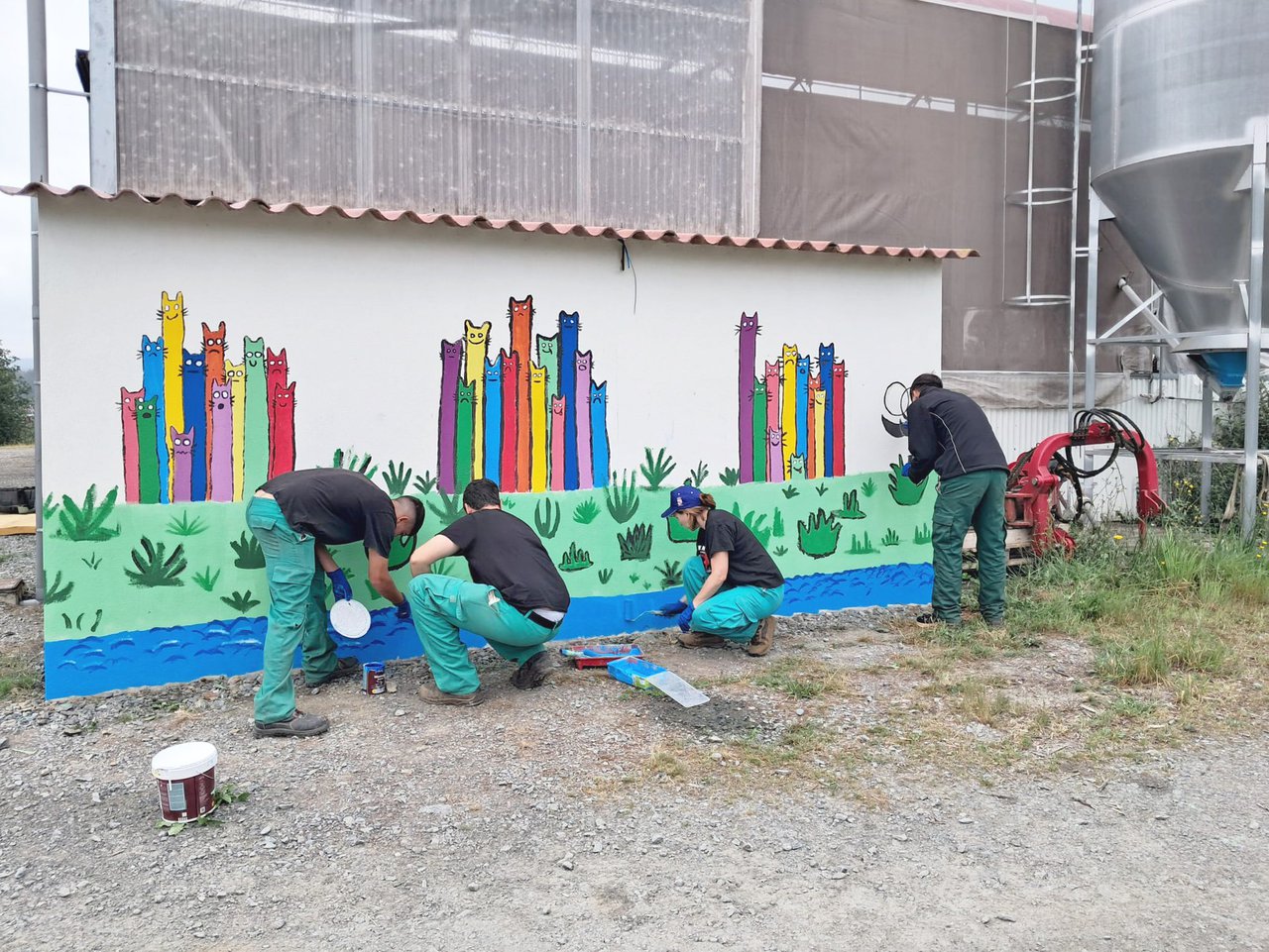 Alumnos do IES de Arzúa pintaron o mural da Granxa Foxado