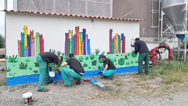 Alumnos do IES de Arzúa pintaron o mural da Granxa Foxado