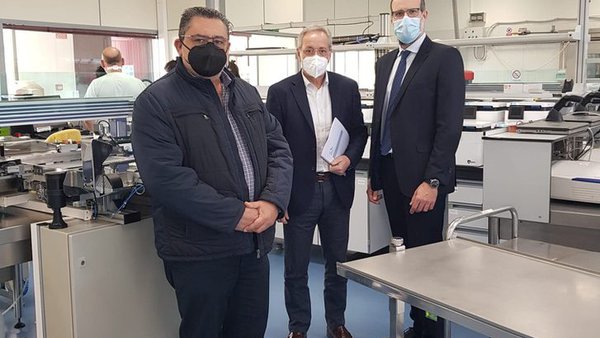 A Xunta e Ligal asinan un convenio para realizar 1,5 millóns de analíticas de mostras de leite durante catro anos