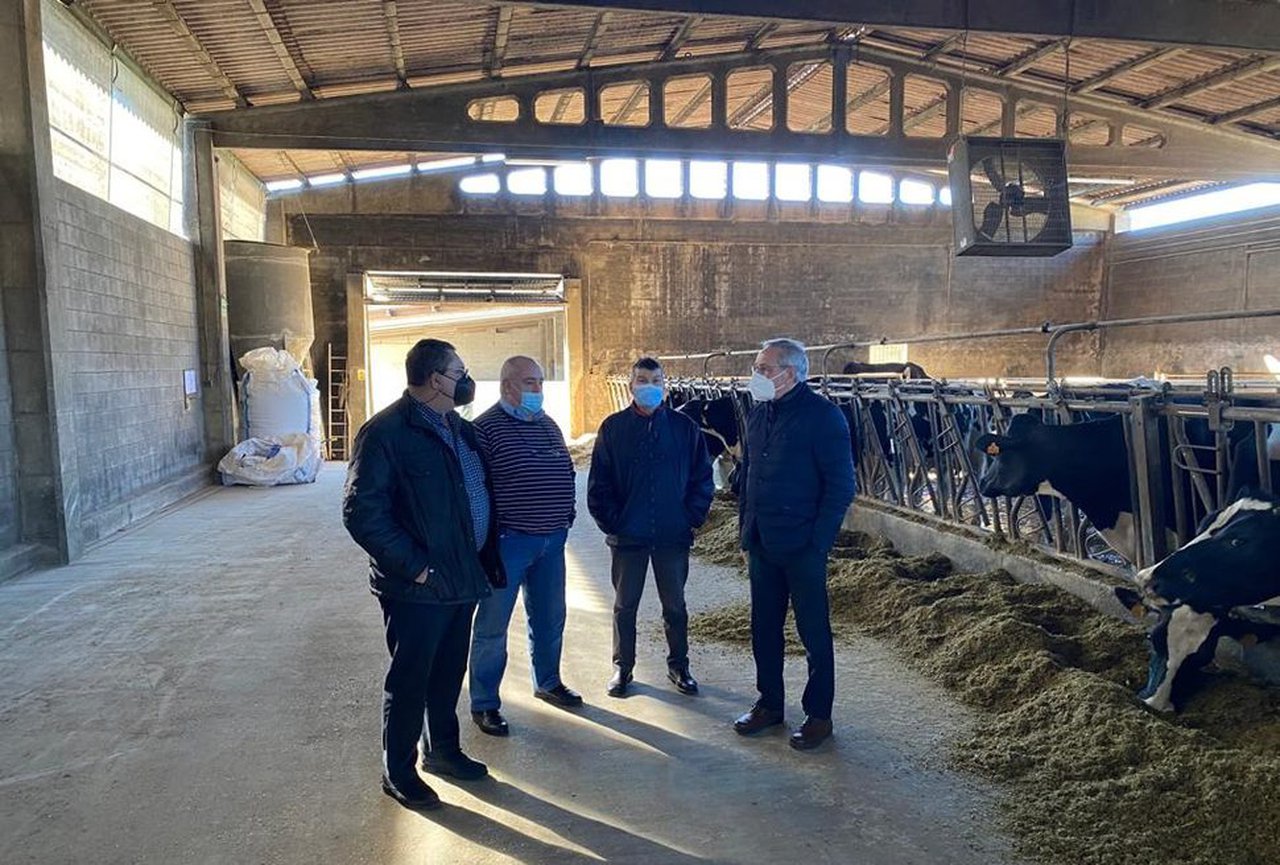 A Xunta reafirma o seu compromiso co sector produtor durante a visita a dúas granxas galardoadas nos Exceleite