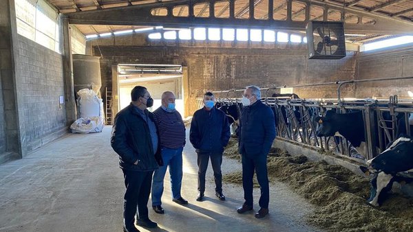 A Xunta reafirma o seu compromiso co sector produtor durante a visita a dúas granxas galardoadas nos Exceleite
