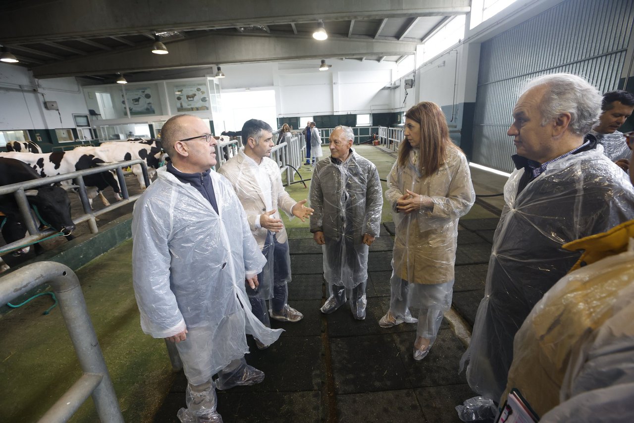 María José Gómez, conselleira de Medio Rural, visitó la sede de Xenética Fontao