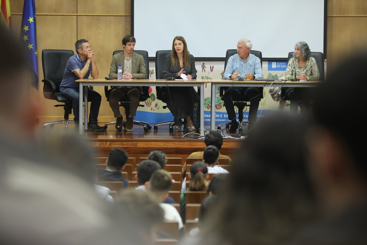 La conselleira del Medio Rural inaugura el curso en Sergude con 80 estudiantes nuevos