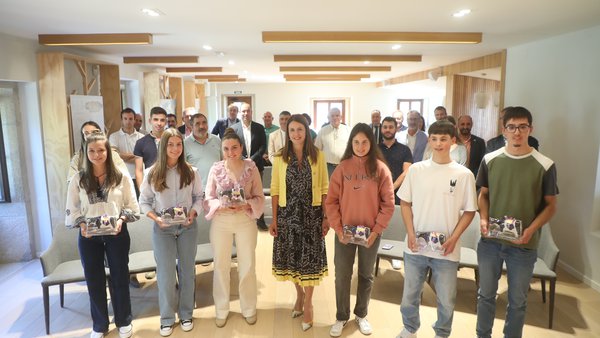 La conselleira del Medio Rural de la Xunta de Galicia felicita al equipo de jóvenes ganadores del concurso internacional de manejo