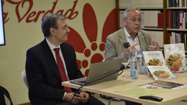 O veterinario Juan Pascual presentou en Lugo esta mañá a súa obra Razóns para ser omnívoro: pola túa saúde e a do planeta