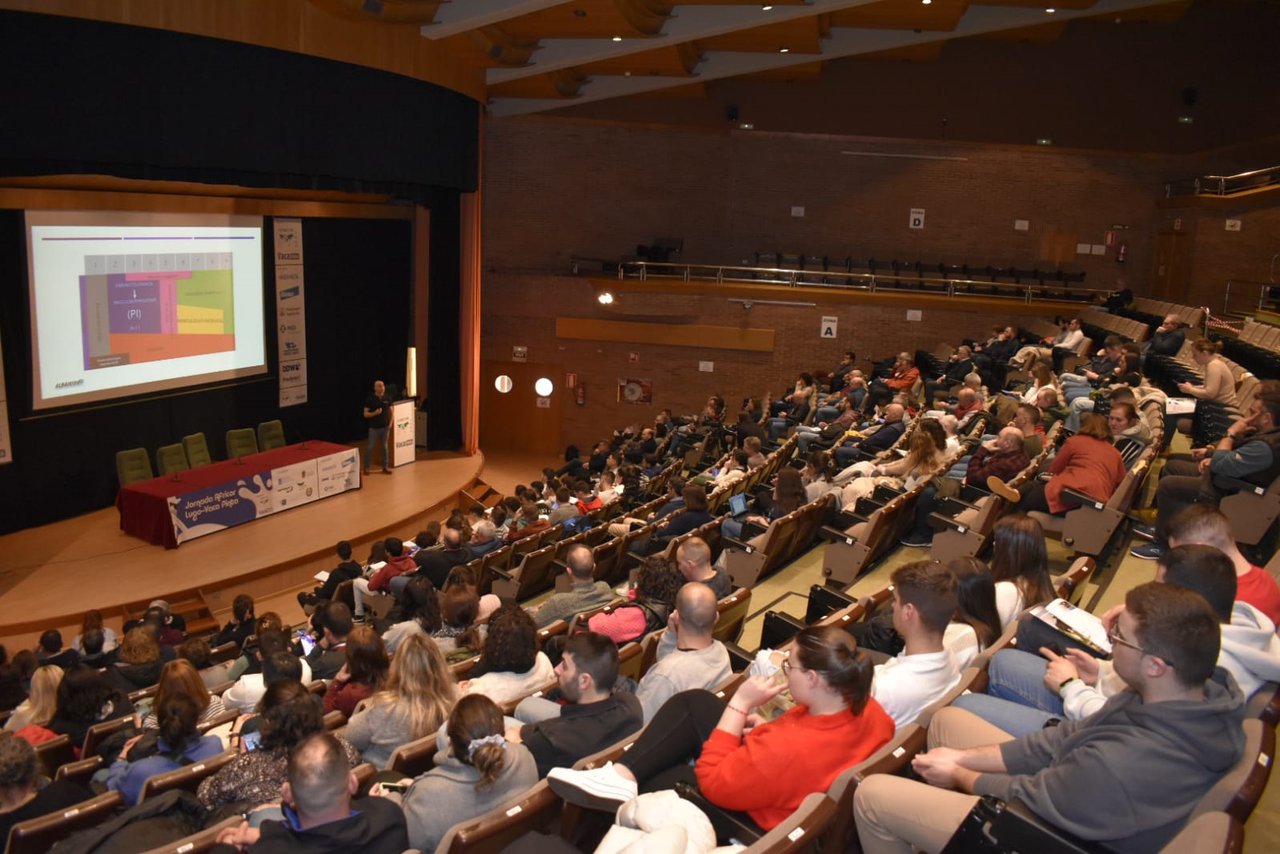 El papel de las ADSG en los programas sanitarios, el manejo de la recría y la gestión de datos centraron la Jornada de Africor Lugo y Vaca Pinta