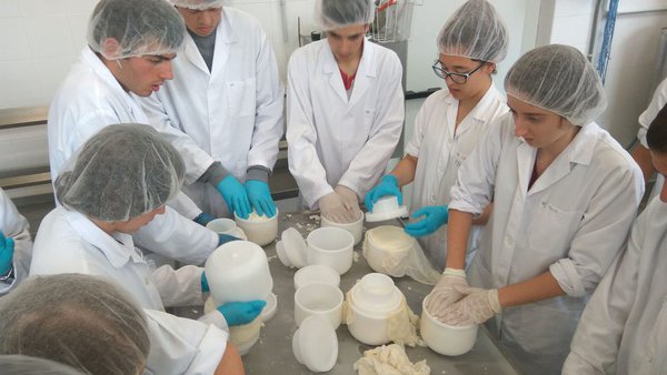EFA Fonteboa e CFEA Pedro Murias convocan un curso de elaboración de queixos no que participan 15 estudantes