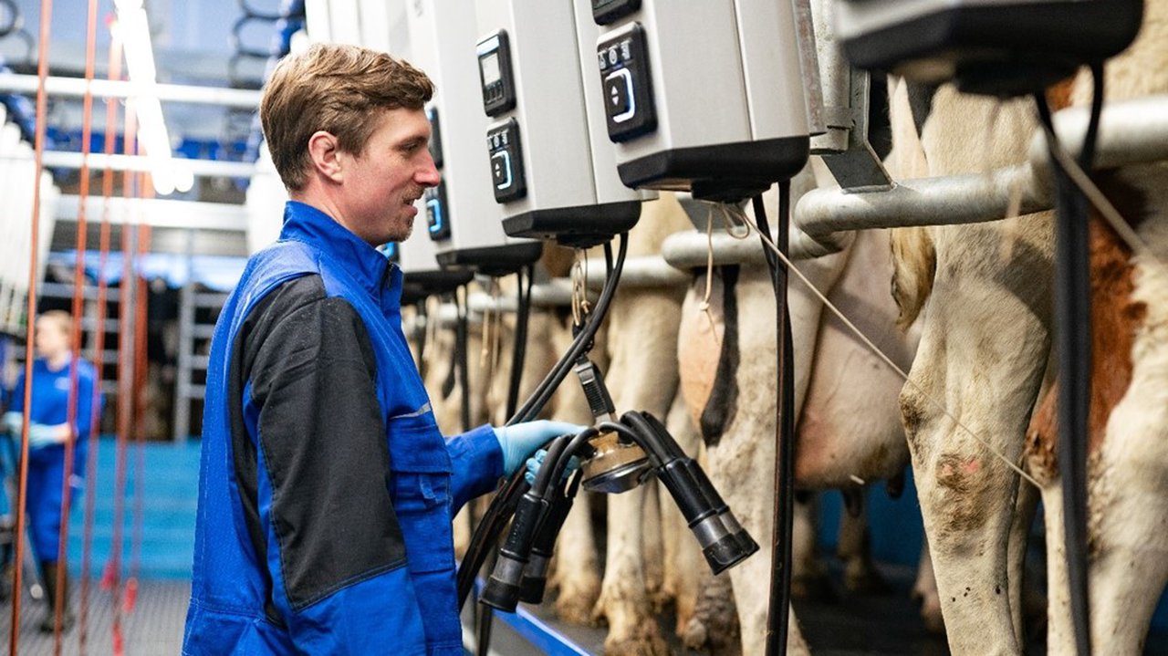 DeLaval lanza  serie MA de automatización do muxido para salas convencionais