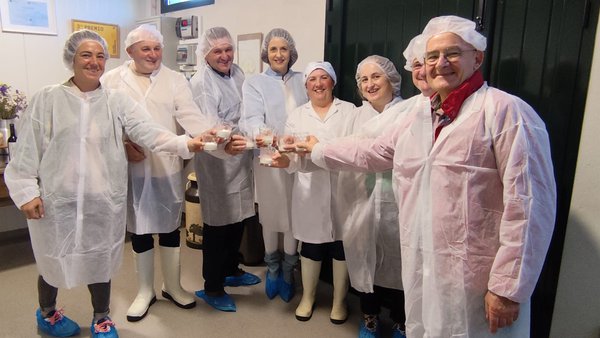 La conselleira de Medio Rural, María José Gómez, visitó la Ganadería Quintián en la víspera del Día Mundial de la Leche