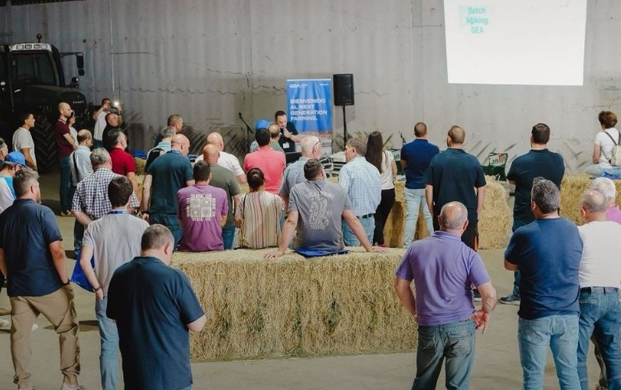 Decenas de gandeiros asistiron á Xornada Técnica de GEA sobre Batch Milking na gandería palentina Irmáns Fernández Martín
