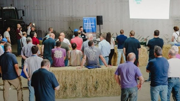 Decenas de gandeiros asistiron á Xornada Técnica de GEA sobre Batch Milking na gandería palentina Irmáns Fernández Martín