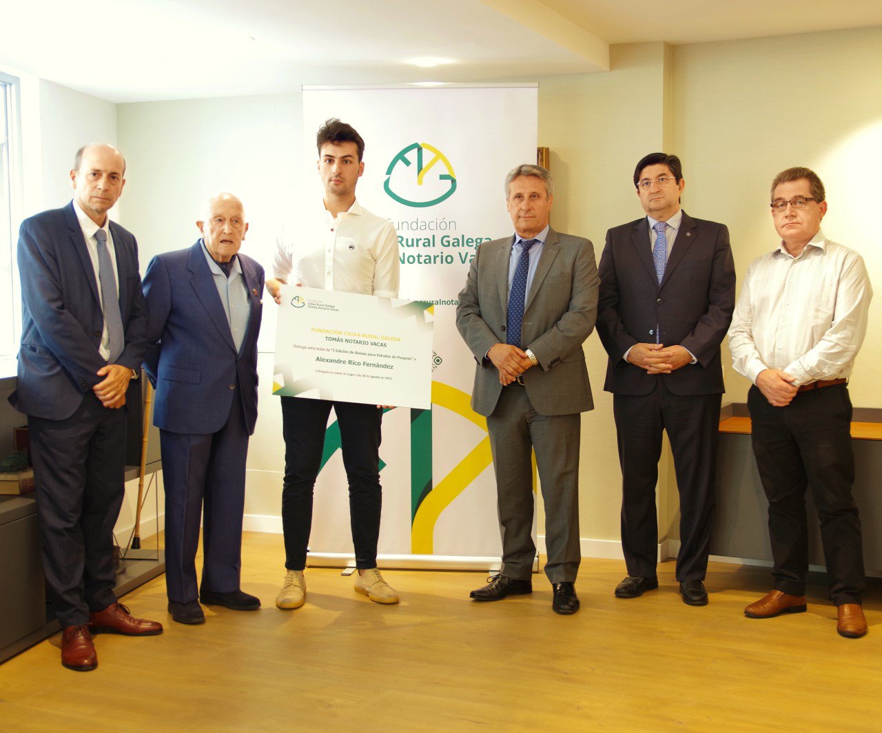 A Fundación Caixa Rural Galega Tomás Notario Vacas entrega a súa primeira bolsa de estudos