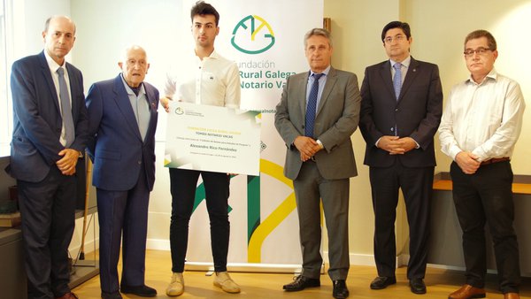 A Fundación Caixa Rural Galega Tomás Notario Vacas entrega a súa primeira bolsa de estudos