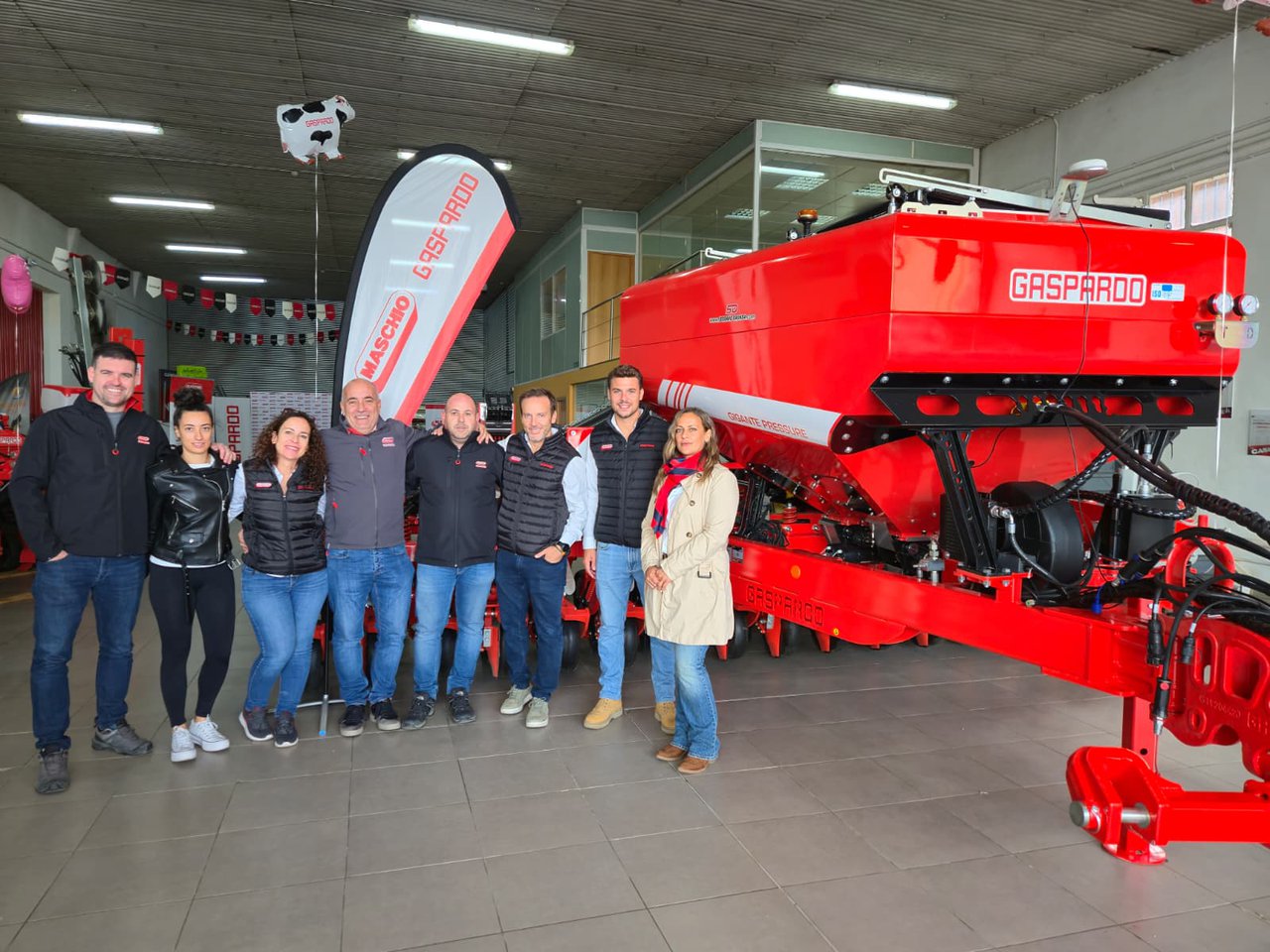 Serrano Dronda entrega tres sementadoras Gigante Pressure en Navarra da man de Maschio Gaspardo Ibérica