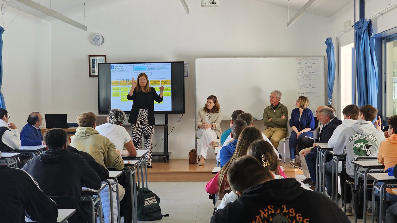 Autoridades del Principado de Asturias muestran interés por el modelo educativo de las EFAs con una visita al centro de Coristanco