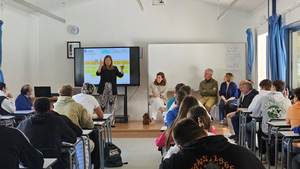 Autoridades del Principado de Asturias muestran interés por el modelo educativo de las EFAs con una visita al centro de Coristanco