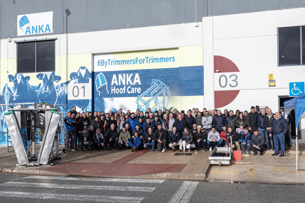 Anka celebra 35 años en el cuidado de las pezuñas del ganado bovino