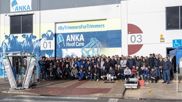 Anka celebra 35 años en el cuidado de las pezuñas del ganado bovino