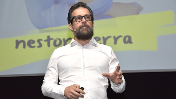 “Non hai nada máis humano que a intelixencia artificial”