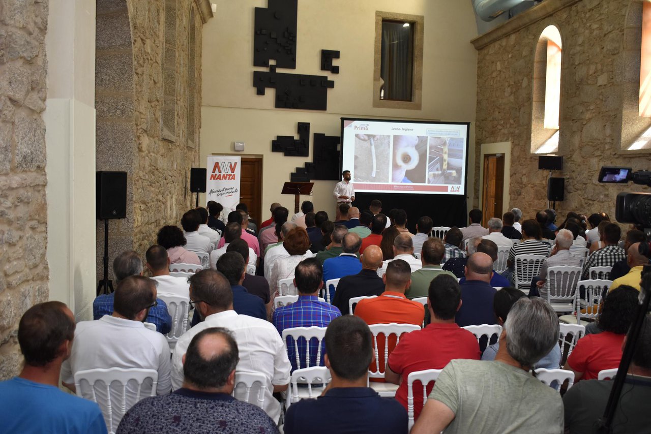 Expertos afondaron en como maximizar o benestar animal das xatas no III Simposio #RecríaconPrima