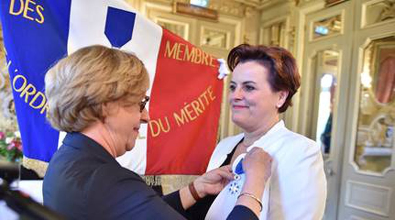 La comisaria general de Space, condecorada con la medalla de Caballero de la Orden Nacional al Mérito