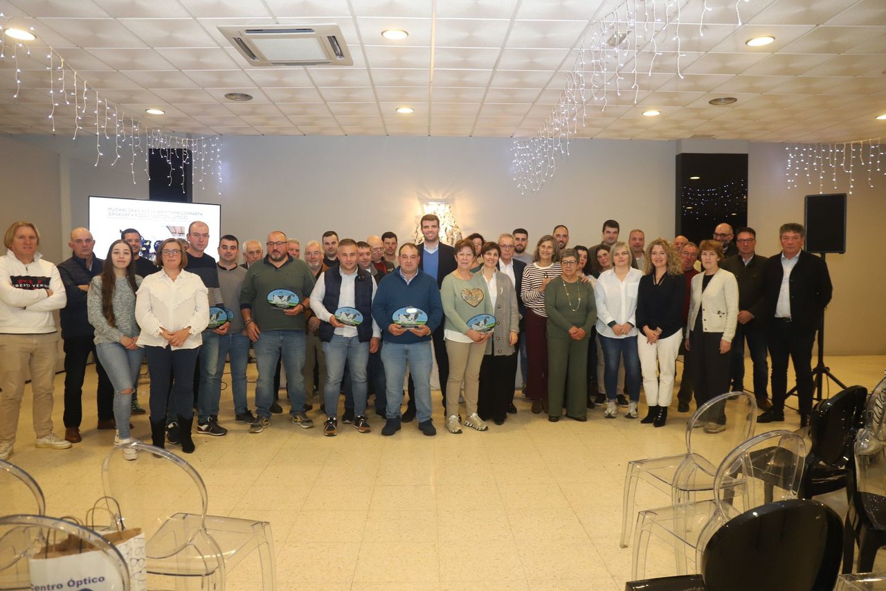 A Estrada acogió un encuentro ganadero con premios y formación técnica para el sector lácteo