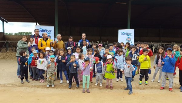 Afriza mostra a escolares de Zamora o día a día das granxas de leite