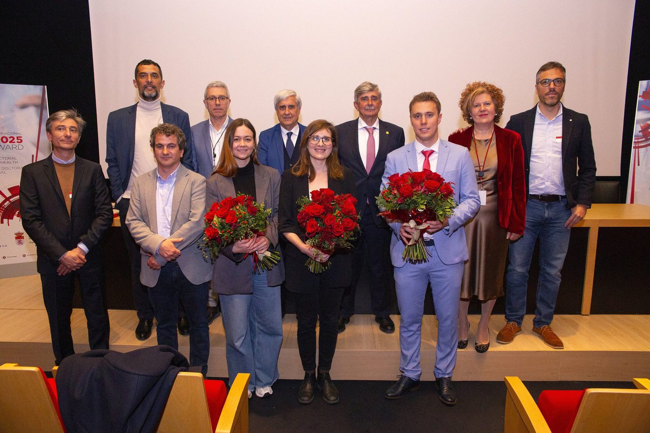 Entregado o Premio Syva 2024 á doutora Ana García-Galán pola súa tese sobre o Mycoplasma bovis