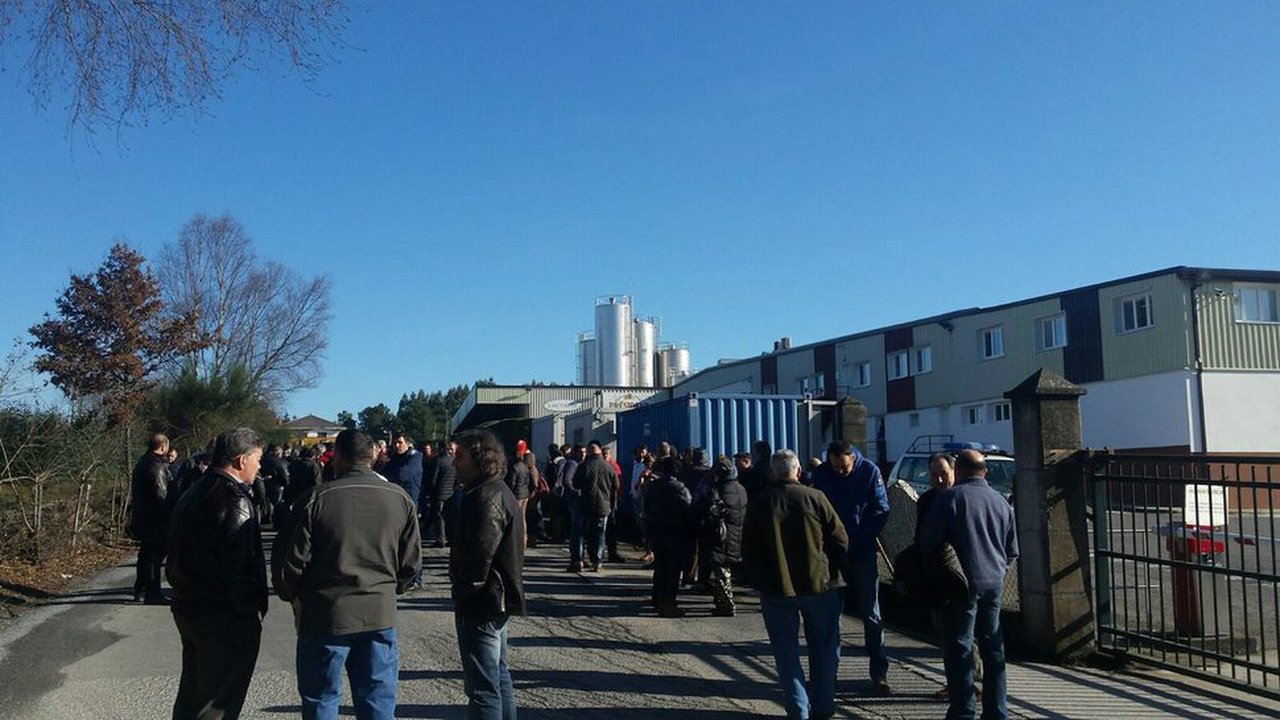 Unión de Uniones acusa á multinacional francesa Lactalis de afogar e arruinar ao gandeiro de leite