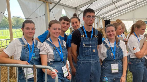 Seis chicos y chicas gallegos, en el mayor certamen de manejo de ganado de Europa