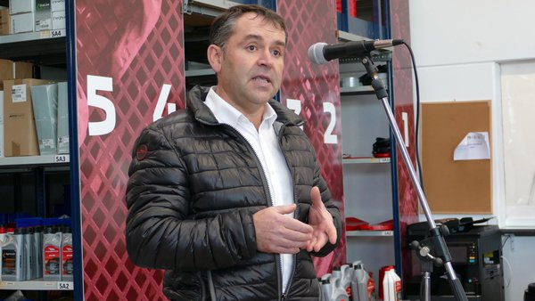 "A nosa máquina é un tractor versátil, con moito confort, moita fiabilidade, unha garantía de presente e de futuro para os nosos gandeiros"
