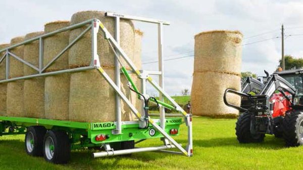 Escaleiras laterais hidráulicas sobre plataforma arrastrada de Joskin