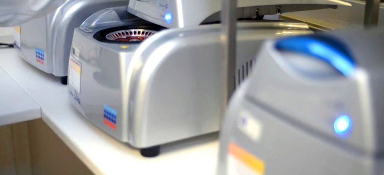 Hipra pon a disposición das autoridades parte das súas instalacións e equipos de biotecnoloxía