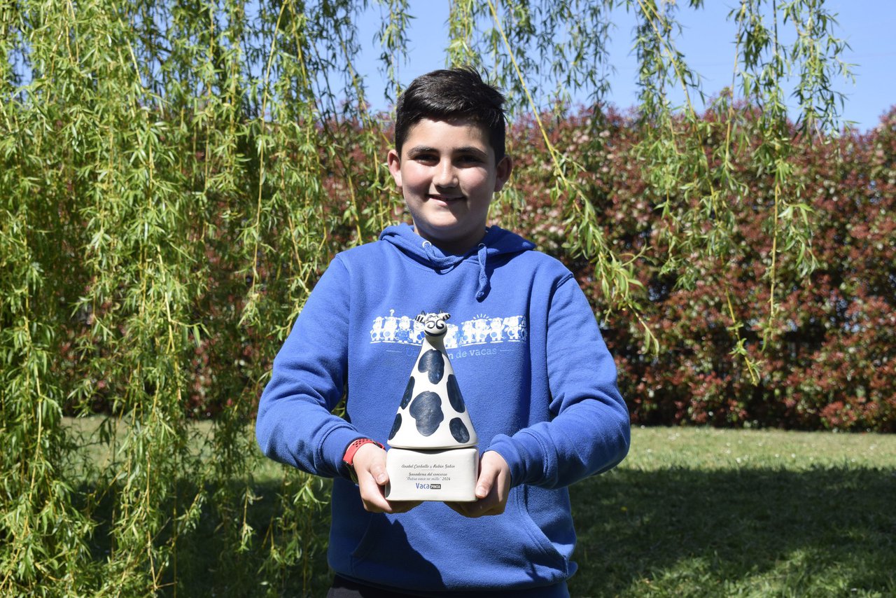 Anabel Carballo y Rubén reciben el premio del concurso "Outra vaca no millo"