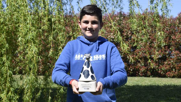 Anabel Carballo y Rubén reciben el premio del concurso "Outra vaca no millo"
