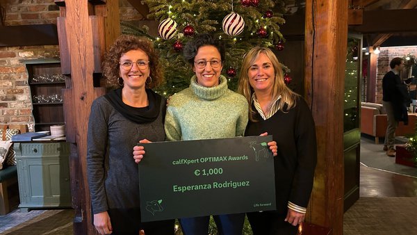 La veterinaria Esperanza Rodríguez recibe el tercer premio del CalfXpert Optimax Award de Boehringer Ingelheim