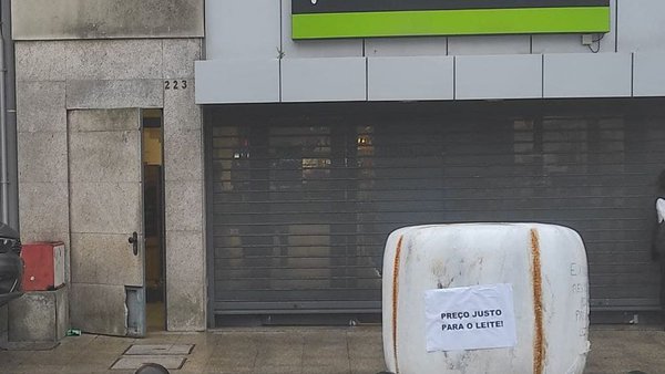 As protestas polo prezo do leite se replican en Portugal, o país peor pagado da UE