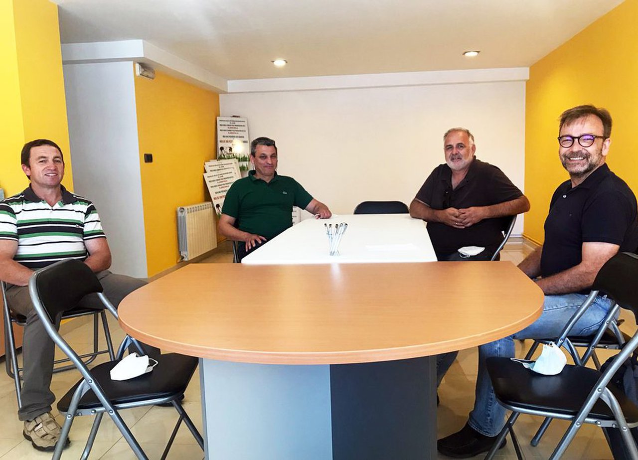 Agromuralla denuncia as coaccións de Inleit aos gandeiros para que asinen un contrato á baixa