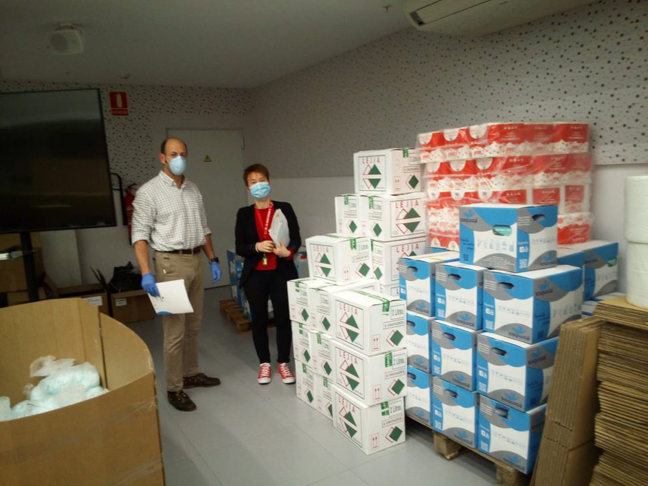 A campaña solidaria do sector agrario de Cantabria entrega 3.000 kg de material sanitario ao ICASS