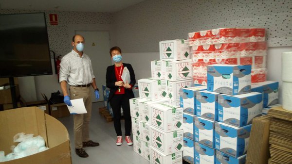 A campaña solidaria do sector agrario de Cantabria entrega 3.000 kg de material sanitario ao ICASS