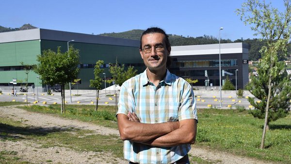 C. Spuch: “Se che bombardeo a cabeza dicindo que o leite é veleno e estoutra bebida non, rematarás deixando o leite, porque dubidas”