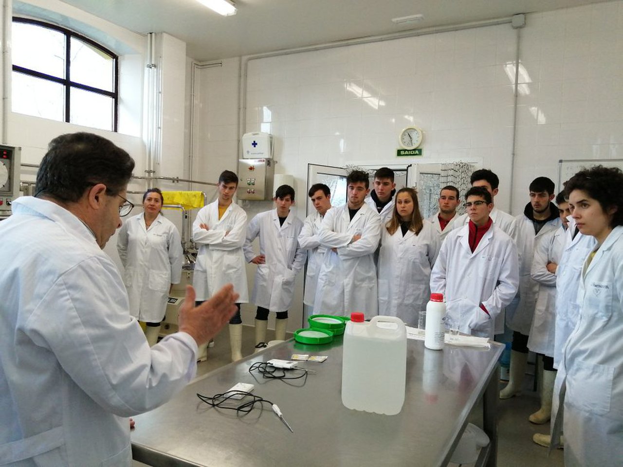 Alumnos de EFA Fonteboa aprenden a elaborar queixos e derivados lácteos en Pedro Murias