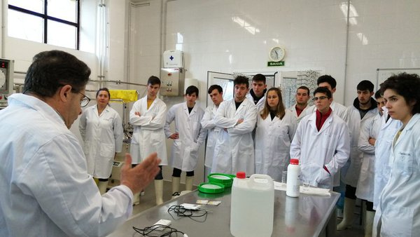 Alumnos de EFA Fonteboa aprenden a elaborar quesos y derivados lácteos en Pedro Murias