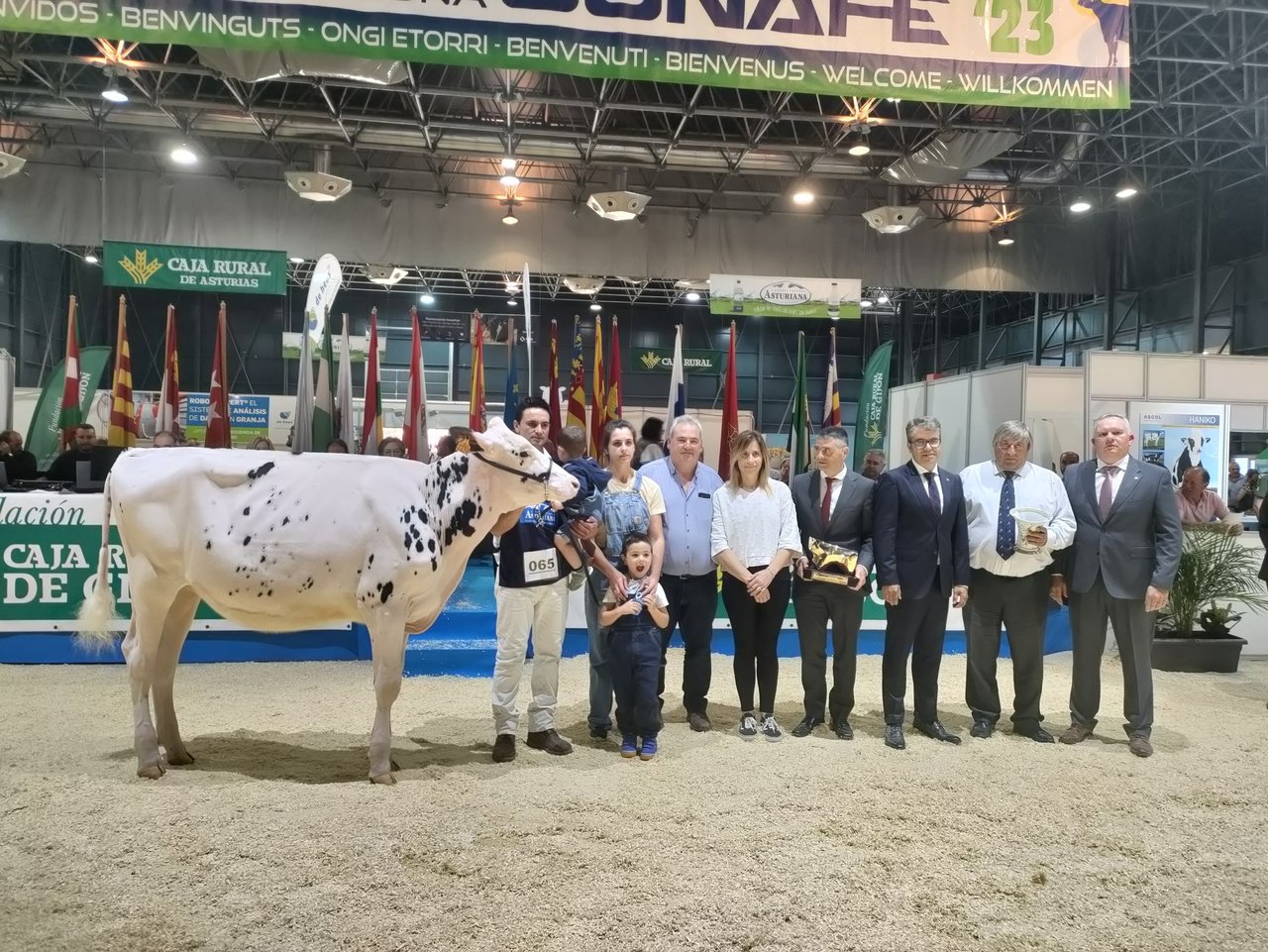 O premio de gran campiona de xatas e xovencas nacional foi para Venturo Happen Rosani