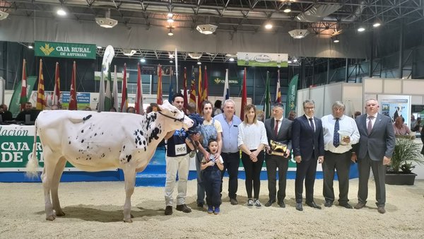 O premio de gran campiona de xatas e xovencas nacional foi para Venturo Happen Rosani