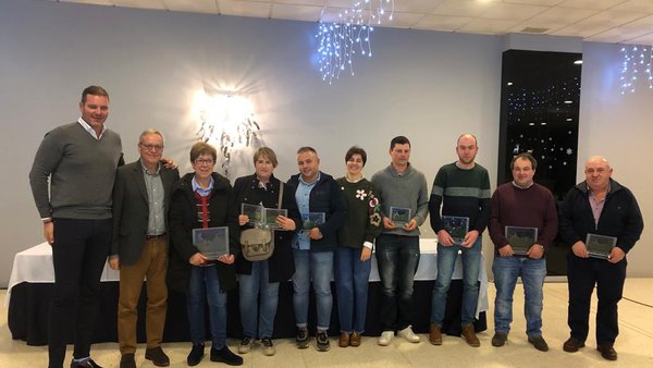 El restaurante Samaná de A Estrada acogió hoy un encuentro con los ganaderos de la comarca para reconocer su labor