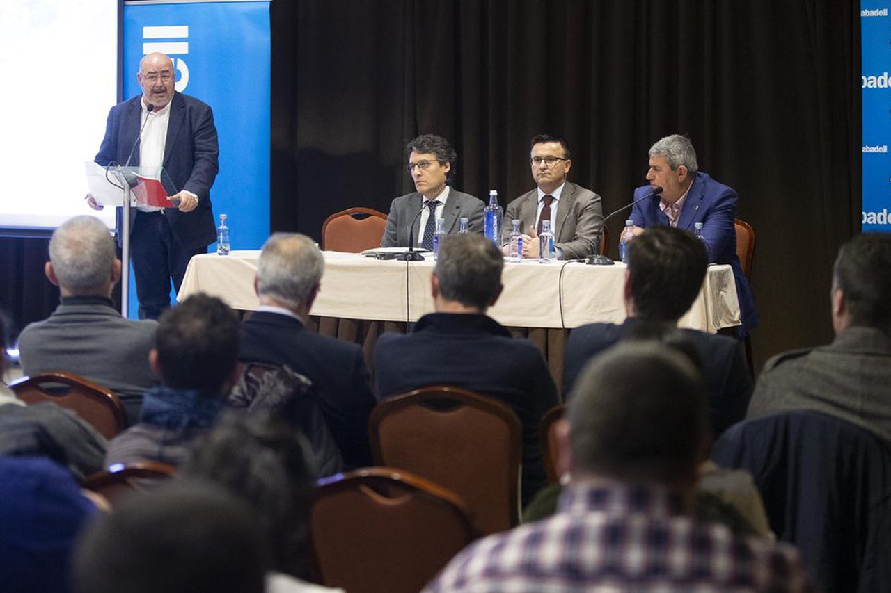 O conselleiro do Medio Rural anuncia a posta en marcha dun plan estratéxico do sector lácteo