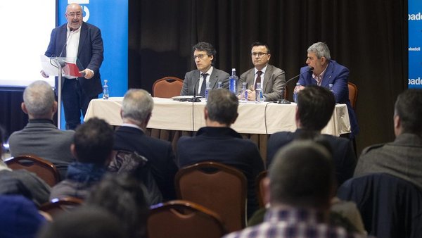 O conselleiro do Medio Rural anuncia a posta en marcha dun plan estratéxico do sector lácteo