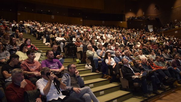 As Xornadas de Seragro abordaron o peso do sector lácteo galego, a recría e a innovación en sistemas de muxido no seu primeiro día de sesións
