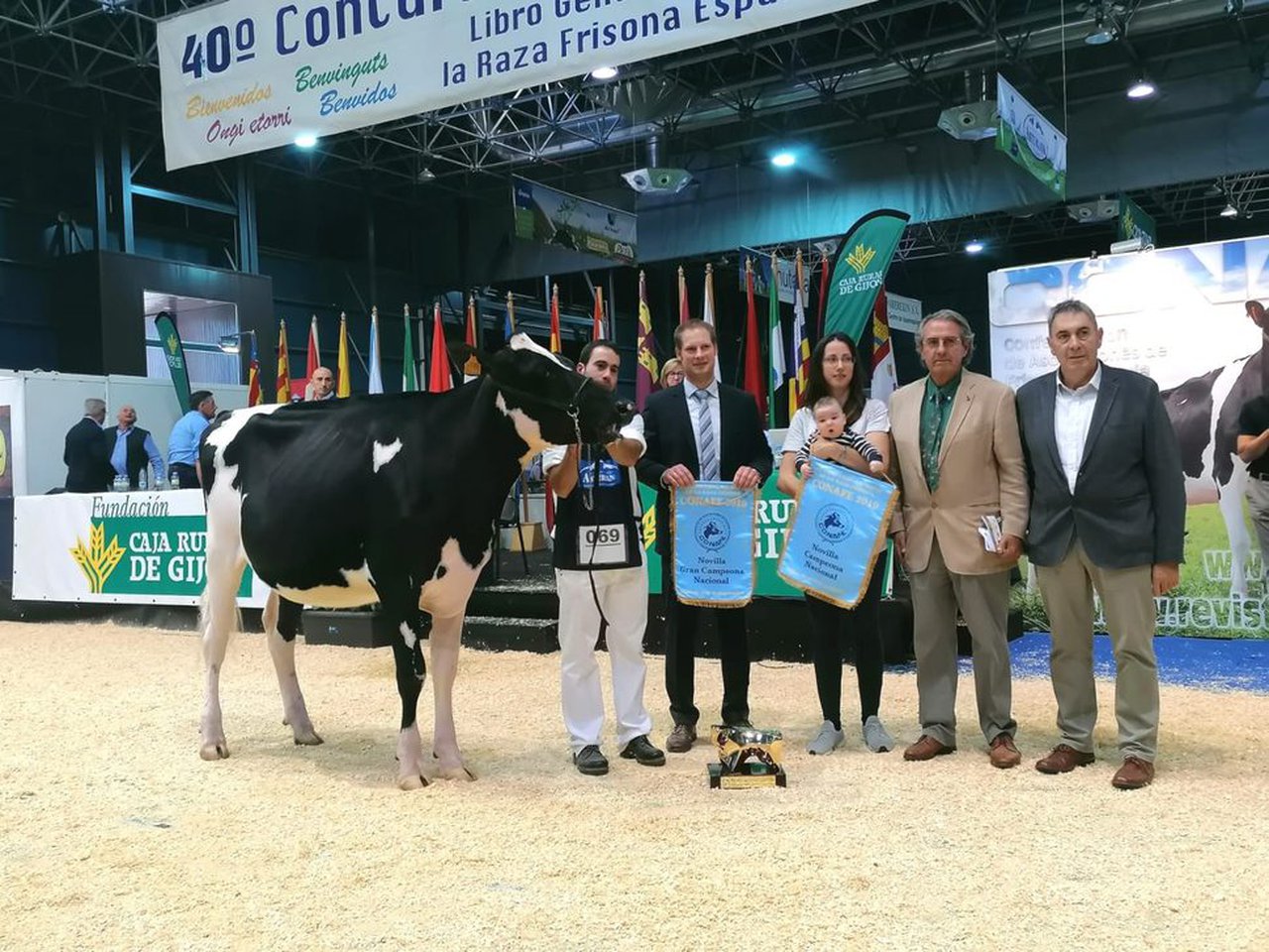 Gloria Brady Albis elixida xovenca gran campiona nacional